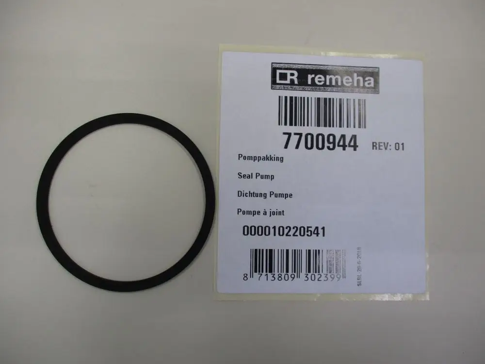Schwarze Dichtung von Remeha in runder Form, separat liegend, mit einem beigefügten Aufkleber, der Artikelnummer und Produktbezeichnung enthält.
